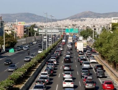 Αυτοκίνητο πήρε φωτιά στην Εθνική Οδό - Ουρές χιλιομέτρων στο ρεύμα προς Λαμία (φώτο)
